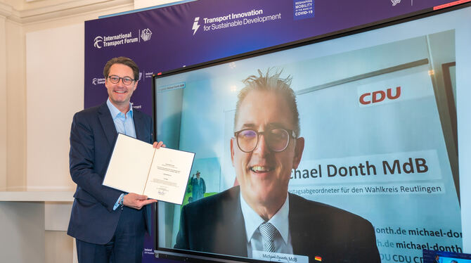 Im Rahmen einer digitalen Veranstaltung nimmt der CDU-Wahlkreisabgeordnete Michael Donth von Verkehrsminister Andreas Scheuer de