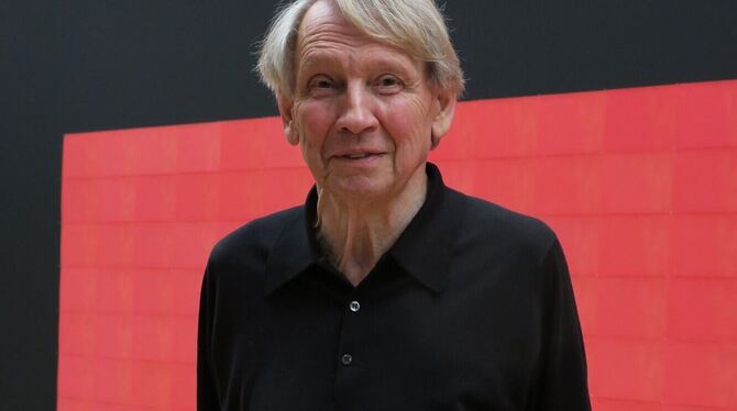 Manfred Wandel am 17. April 2018, kurz vor seinem 80. Geburtstag, vor Dieter Villingers Wandarbeit »Orange« in der Stiftung für