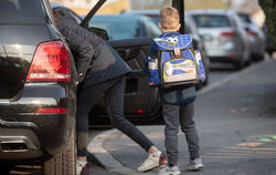  Ein Grundschüler steigt vor der Schule aus Mutters Auto aus. Die WiR-Fraktion will das eindämmen.  FOTO: DPA