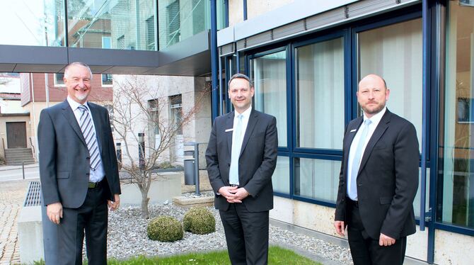 Aufsichtsratsvorsitzender Werner Hagmaier (von links) und die beiden Vorstände Darko Zubak und Christian Bückle.  FOTO: VOLKSBAN