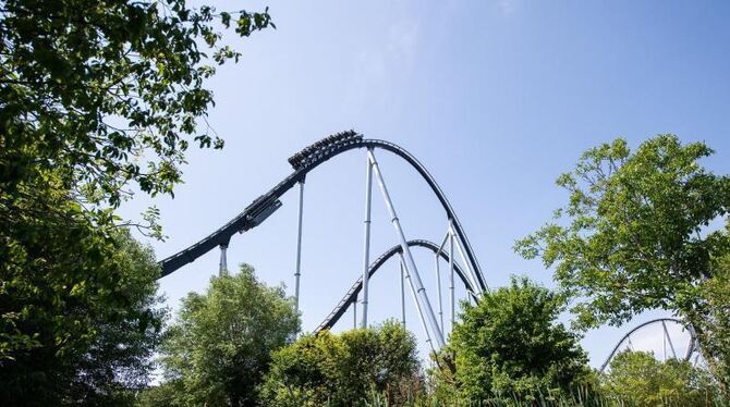 Besucher fahren im Europapark mit der Achterbahn Besucher fahren im Europapark mit der Achterbahn