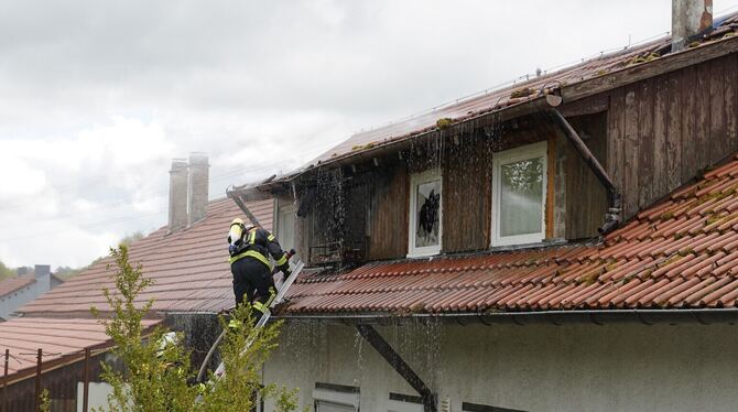 Die Feuerwehr bei den Löscharbeiten an dem Dachstuhl des Wohnhauses in Genkingen.