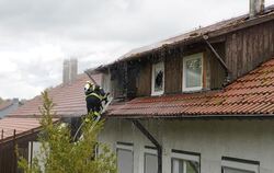 Die Feuerwehr bei den Löscharbeiten an dem Dachstuhl des Wohnhauses in Genkingen.