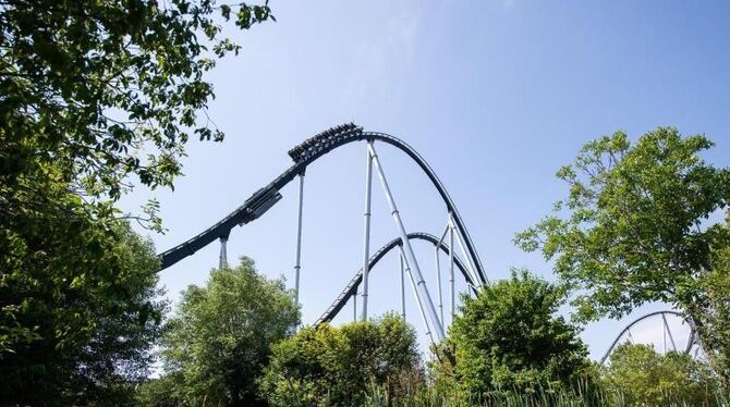 Besucher fahren im Europapark mit der Achterbahn Besucher fahren im Europapark mit der Achterbahn