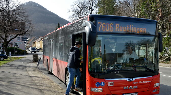 Ein Bus, der nach Reutlingen fährt.
