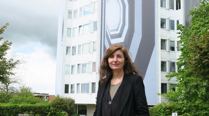 Grafisches Spiel mit der Achteckform: Annett Zinsmeister vor ihrer Außeninstallation auf der Fassade eines der beiden Wohntürme
