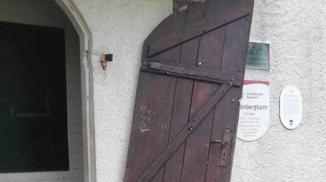 Unbekannte haben eine Seite der Tür zum Schönbergturm aus den Angeln gehoben und dabei beschädigt.