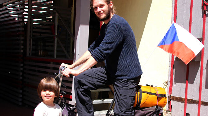 Michal Schnabl mit seinem Klappfahrrad, mit dem er 500 Kilometer zum Spendensammeln fahren will, sein dreijähriger Sohn Noam sch