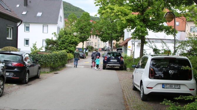 Parkende Autos, Durchgangsverkehr: In der Hülbener Straße geht es eng zu. FOTO: OECHSNER