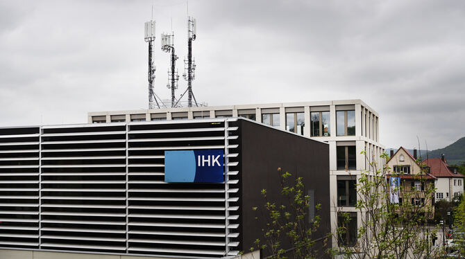 Telekom, Telefonica und Vodafone  stehen mit  Antennen auf dem Dach des IHK- Neubaus an  der Reutlinger Pomologie.  Demnächst s