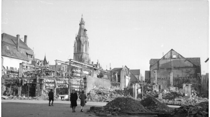 Zerstörte Gebäude auf dem Marktplatz im Sommer 1945. FOTOS: PETER DOHM