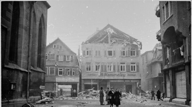 Nikolaikirche (links) und Wilhelmstraße nach dem ersten Fliegerangriff im Januar 1945.