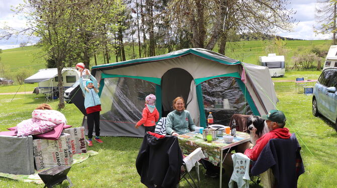 Trotz durchwachsenem Wetter genossen es Camper aus Ravensburg, vor ihrem Zelt zu sitzen und nichts zu tun. Trotz durchwachsenem Wetter genossen es Camper aus Ravensburg, vor ihrem Zelt zu sitzen und nichts zu tun.