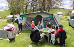Trotz durchwachsenem Wetter genossen es Camper aus Ravensburg, vor ihrem Zelt zu sitzen und nichts zu tun.