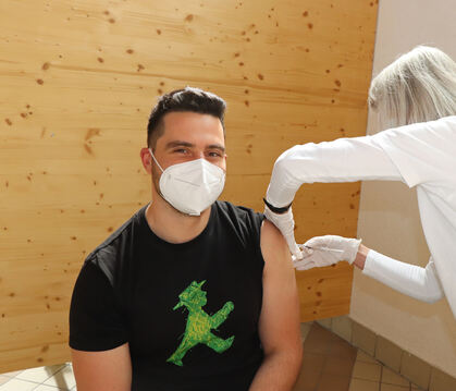 Adrian Zeller, Vorsitzender des Narrenvereins Oberstetten, erhält von Silvia Schaufler seine erste Impfung