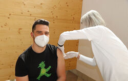 Adrian Zeller, Vorsitzender des Narrenvereins Oberstetten, erhält von Silvia Schaufler seine erste Impfung