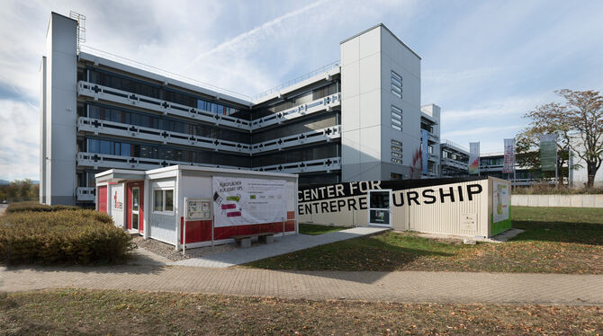 Das Center for Entrepreneurship bietet auf dem Campus der Hochschule mietfreie Büroräume für Start-ups – Räumlichkeiten, die auc