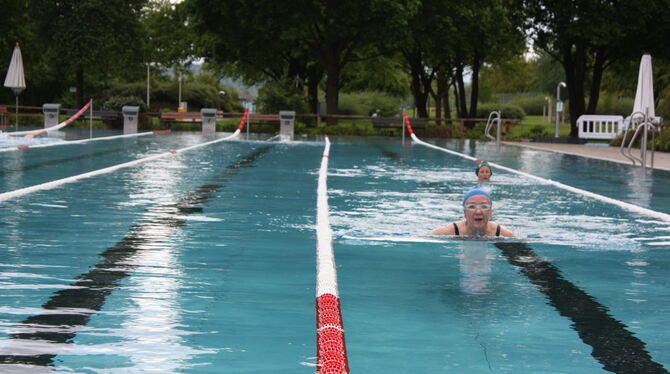 Eine Schwimmerin zieht im Tübinger Freibad ihre Bahnen.