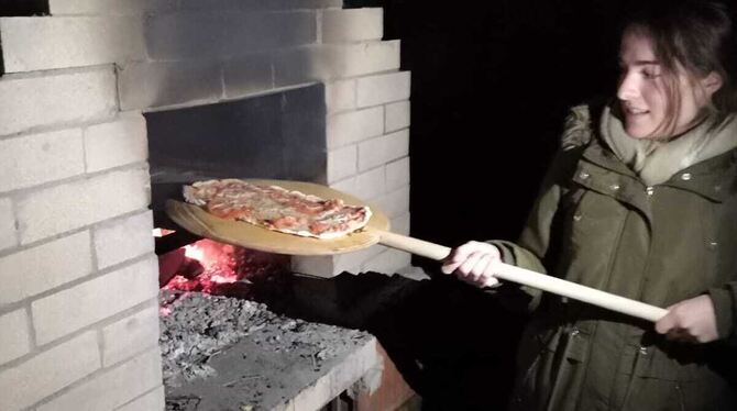 Erfolgreicher Test des Pizzaofens durch Jamie Renner.  FOTO: STADT MÖSSINGEN