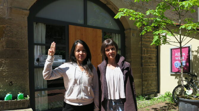 Anne-Kathrin Klatt (rechts), die neue Intendantin des Theaters am Torbogen, und Hauskünstlerin Yadanar Win aus Myanmar vor dem E