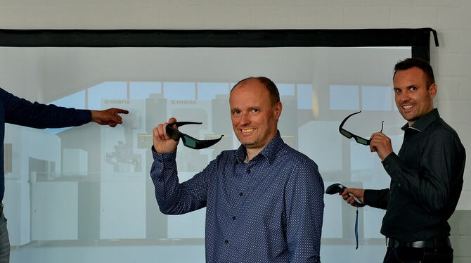 So präsentiert Manz seine Maschinen: 3-D-Brillen in den Händen von Axel Bartmann (links), Stephan Lausterer (Mitte) und Max Hirl