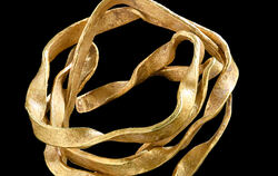 Das Spiralröllchen aus Golddraht fand sich als Beigabe in einem frühbronzezeitlichen Frauengrab in Ammerbuch-Reusten, Kreis Tübi