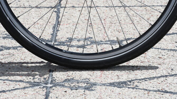 Rautenförmige Induktionsschleifen im Asphalt erkennen Radfahrer. Sie reagieren auf metallische Gegenstände und erfassen weitere