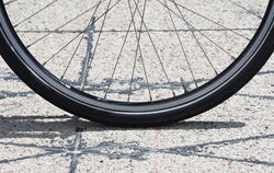 Rautenförmige Induktionsschleifen im Asphalt erkennen Radfahrer. Sie reagieren auf metallische Gegenstände und erfassen weitere 