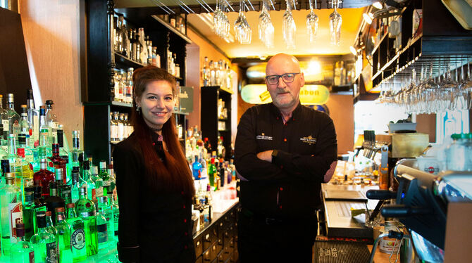 Wieder hinter dem Tresen: Marius Breitenberger und seine Kollegin Victoria Hergenröther in der Gin Bar Ampulle. FOTO: PIECHOWSKI