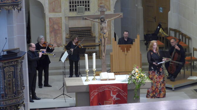 Sopranistin Ulrike Härter und Instrumentalisten in der Martinskirche.  FOTO: KADEN