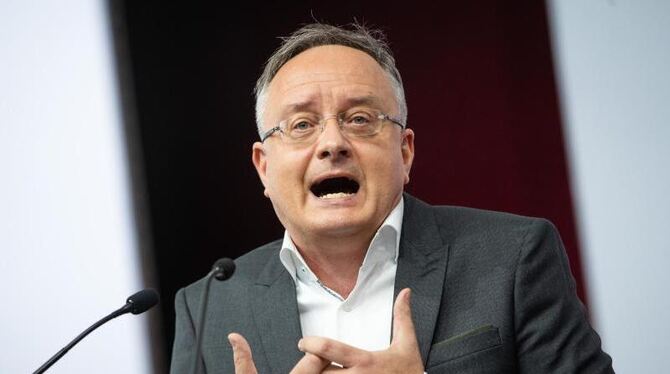 Andreas Stoch spricht bei einem Parteitag der SPD