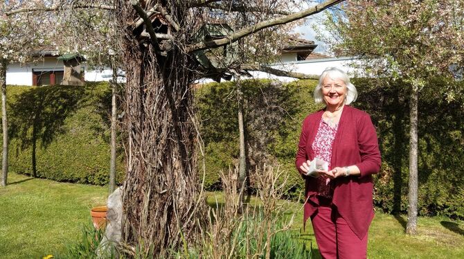 Lore Haller vor der in einen Vogelbaum verwandelten Weißtanne in ihrem Garten in Steingebronn.  FOTO: BÖHM