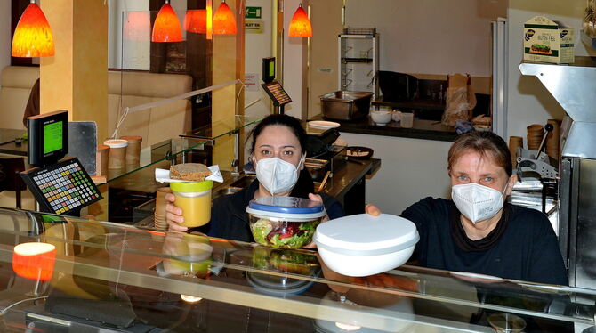 Maria Charalampidou (links) und Martina Hansow reichen den Kunden in der Bauer Salat- und Suppenbar auf Wunsch das Essen schon j