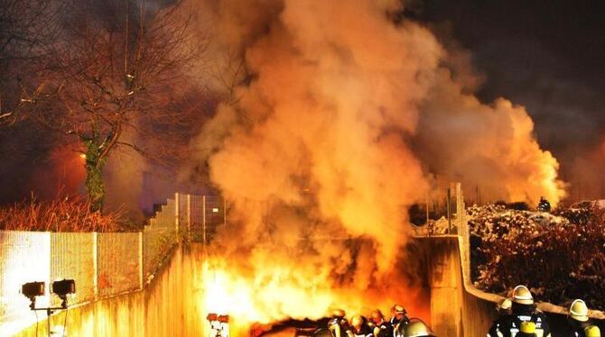 Feuerwehrmänner bei der Bekämpfung des Brandes in der Tiefgarage in Stuttgart. Foto: Andreas Rosar