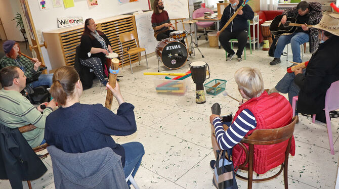Beim ersten Workshop im neuen Living Museum der Bruderhaus-Diakonie wurde komponiert und musiziert.  FOTO: BLOCHING