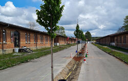 Die Straße zwischen den Manufakturen bekommt mit Bäumen und Bänken noch mehr Aufenthaltsqualität.  FOTO: SCHRADE