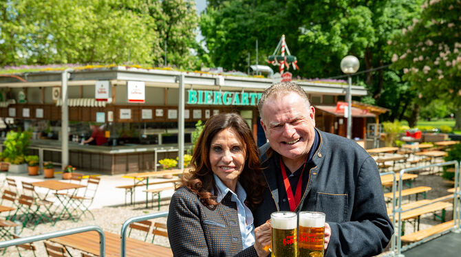 Wirtin Sonja Merz und Hofbräu-Chef Martin Alber im eröffneten Biergarten.  FOTO: PIECHOWSKI/LICHTGUT