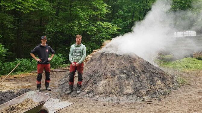 Forstwirtauszubildende betreiben den Meiler im Stadtwald Metzingen.  FOTO: STADT