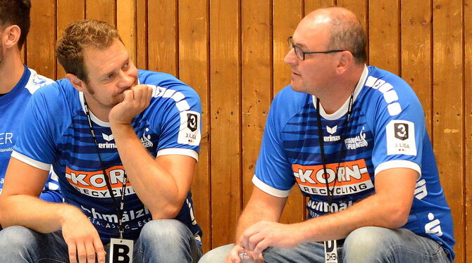Tauschen sich aus: VfL-Cheftrainer Daniel Brack (links) und Torhüter- Trainer Michael  Villgrattner.  FOTO: NIETHAMMER