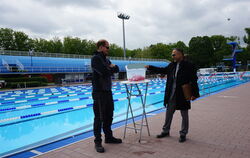 Bäderchef Necdet Mantar (rechts) und Betriebsleiter Lukas Ebinger erwarten die ersten Gäste im Wellenfreibad Reutlingen.