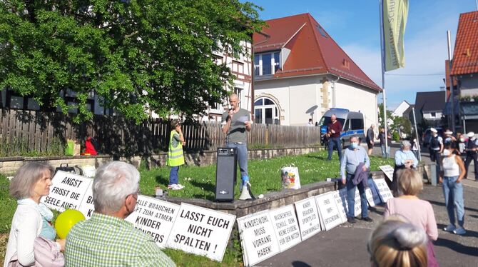 Demo-Anmelder Manuel Tharann spricht.