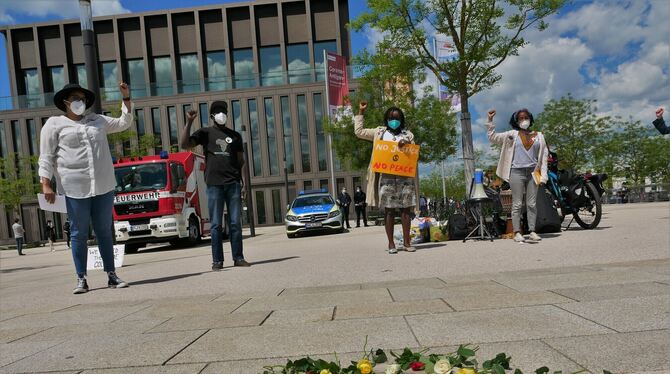 Aster Yeman (links) hatte zusammen mit Yasmin Nasrudin und Njeri Kinyanjui die Kundgebung am Samstag vor der Reutlinger Stadthal