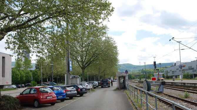 Die Parkplätze im Park-&-Ride-Bereich zwischen dem Bahnhof Metzingen und der Noyon-Allee werden zu mehr als der wegfallen, weil