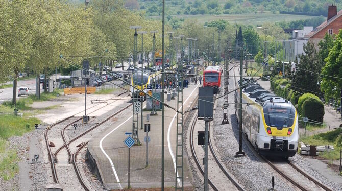 Hochbetrieb im Bahnhof Metzingen mit Zügen von Abellio und der DB. Ganz links das Abstellgleis, das abgebaut und durch das neu v