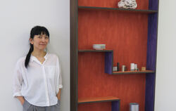 Sunah Choi neben einer Wandarbeit in Form eines Regals im Kunstverein.  FOTO: KNAUER