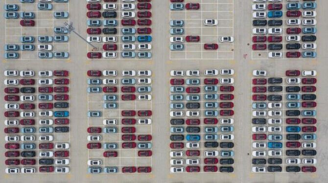 Neuwagen stehen am Standort eines Autoherstellers Neuwagen stehen am Standort eines Autoherstellers