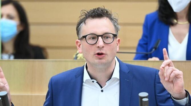 Andreas Schwarz spricht im Landtag von Baden-Württemberg Andreas Schwarz spricht im Landtag von Baden-Württemberg