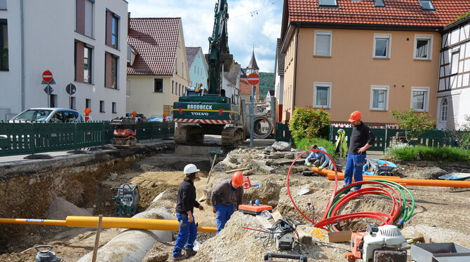 Ein Blick auf die Infrastruktur unter der Fahrbahndecke: Über die neue Dole des Steingebachs laufen Gasleitungen und Wasserrohre
