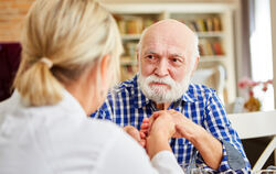 Zu Hause in der gewohnten Umgebung behandelt werden: Das kann gerade für ältere Menschen mit einer Demenz sehr sinnvoll und hilf