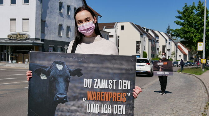 Es geht den Aktivisten darum, auf die Ausbeutung und das Leid von Tieren aufmerksam zu machen. FOTO: WURSTER